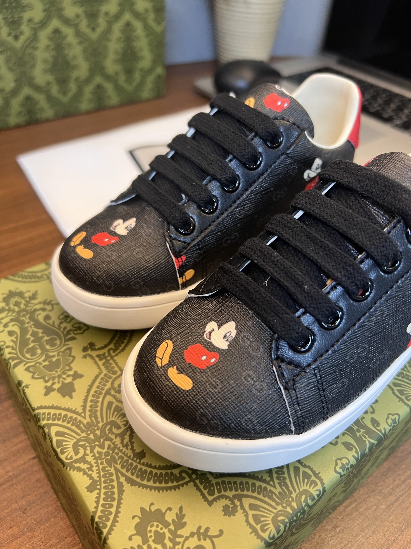 Children's shoes child